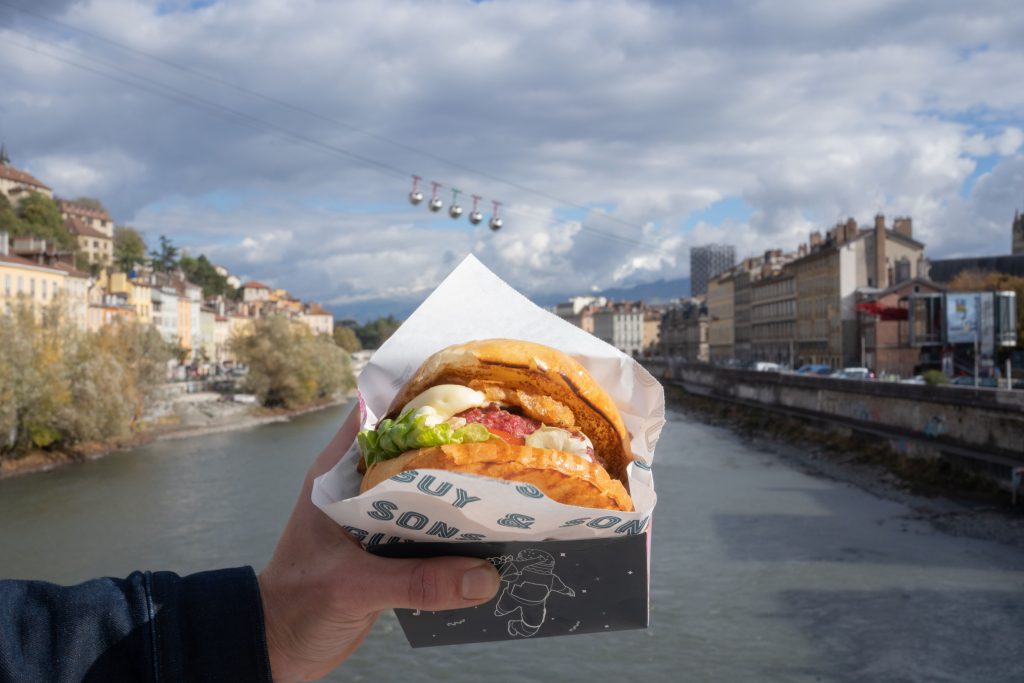 Burger fait maison devant le téléphérique à Grenoble