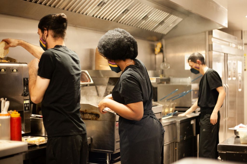 Equipiers de cuisine dans un restaurant de burgers à Grenoble