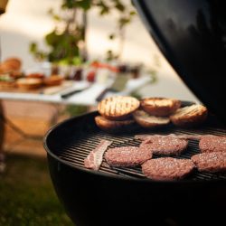 Steaks et bacon au barbecue